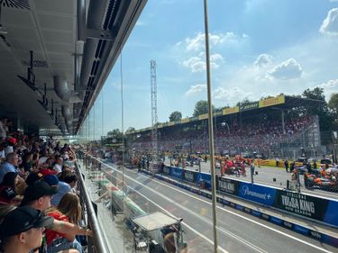 Uitzicht op het circuit vanaf de Race Club Hospitality tribune