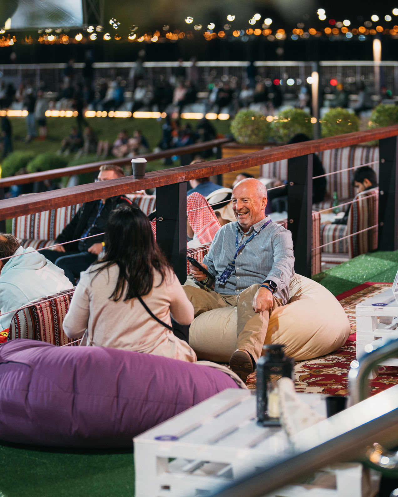 Lusail Hill Lounge - bezoekers ontspannen in de loungeruimte