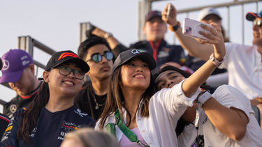 Fans maken een selfie op een van de tribunes tijdens de Grand Prix van Saoedi-Arabië
