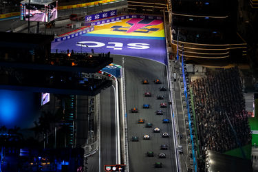 De F1-auto's op weg naar de eerste bocht van het circuit, gefotografeerd van bovenaf