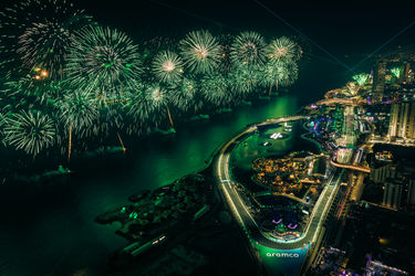 Vogelperspectief van het Jeddah Corniche Circuit en het vuurwerk