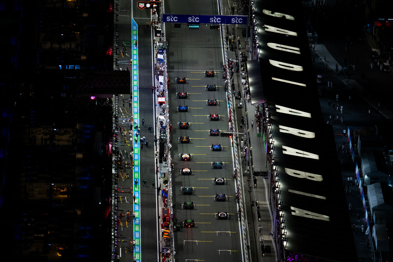 The starting line-up of the Saudi Arabian GP, photographed from above
