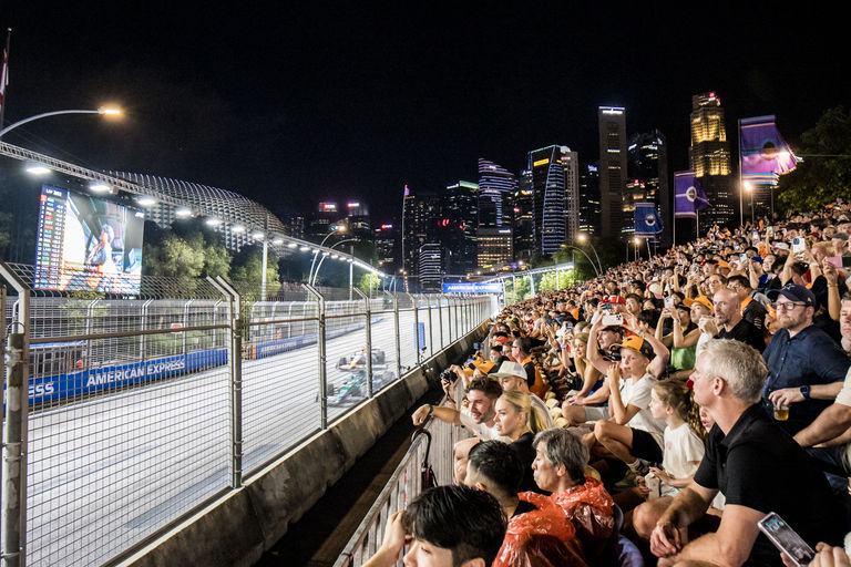 De Connaught-tribune vol met F1-fans met de skyline van Singapore op de achtergrond