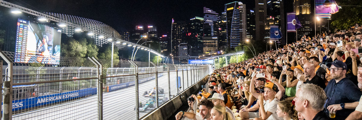 De Connaught-tribune vol met F1-fans met de skyline van Singapore op de achtergrond