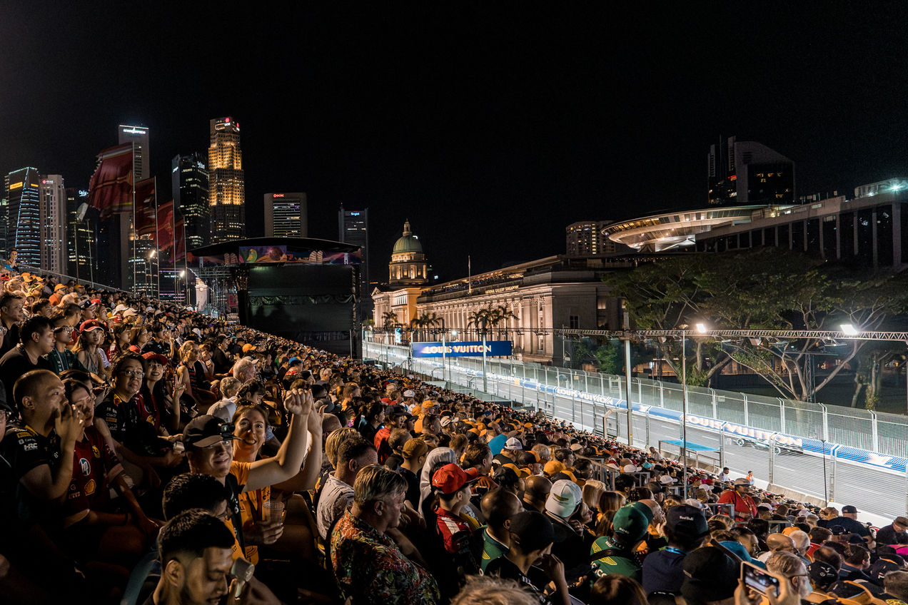 An overview of the Padang Grandstand filled with fans during the Singapore GP