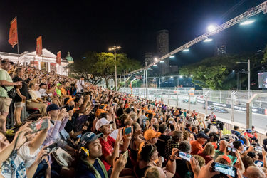 Aficionados a la F1 durante el GP de Singapur viendo la carrera desde la tribuna Empress