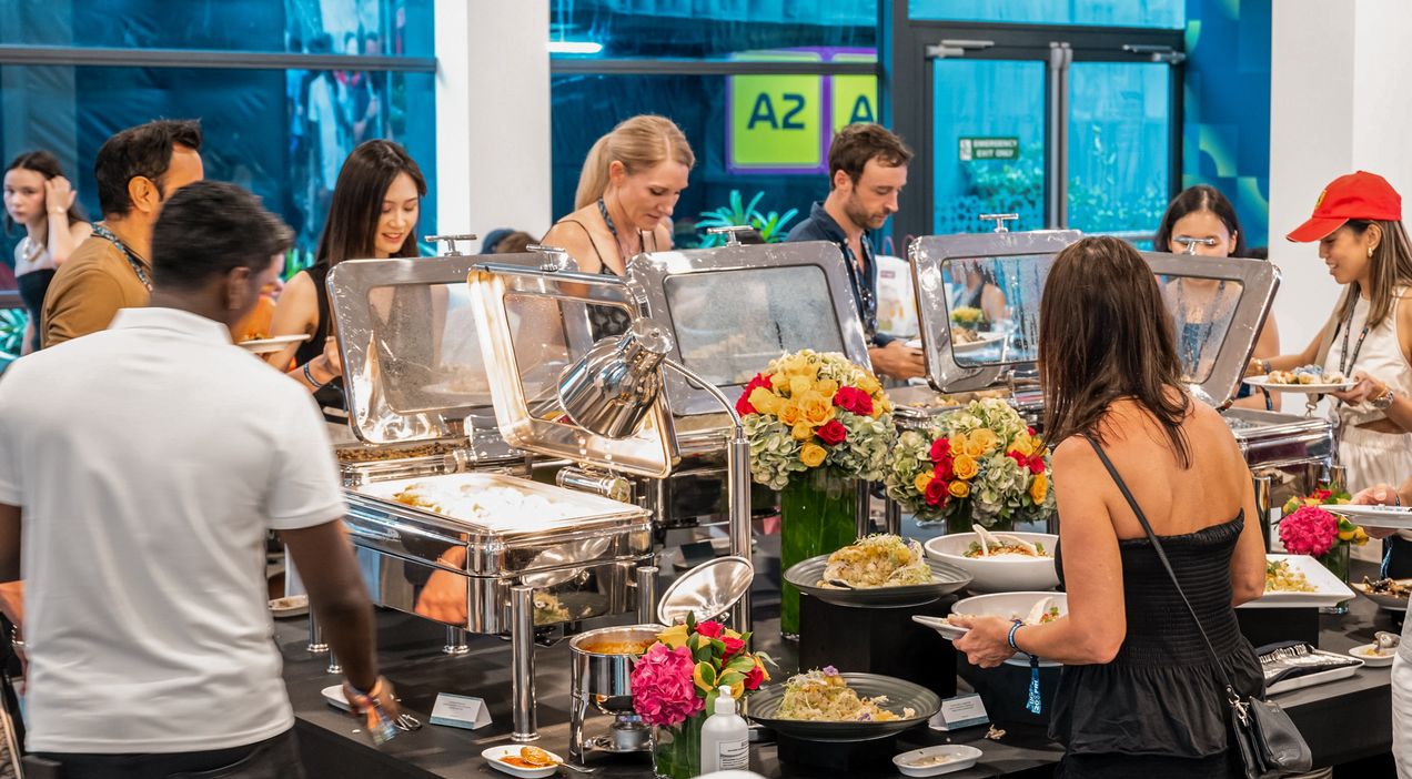 Invitados comiendo en el Lounge @ Turn 3