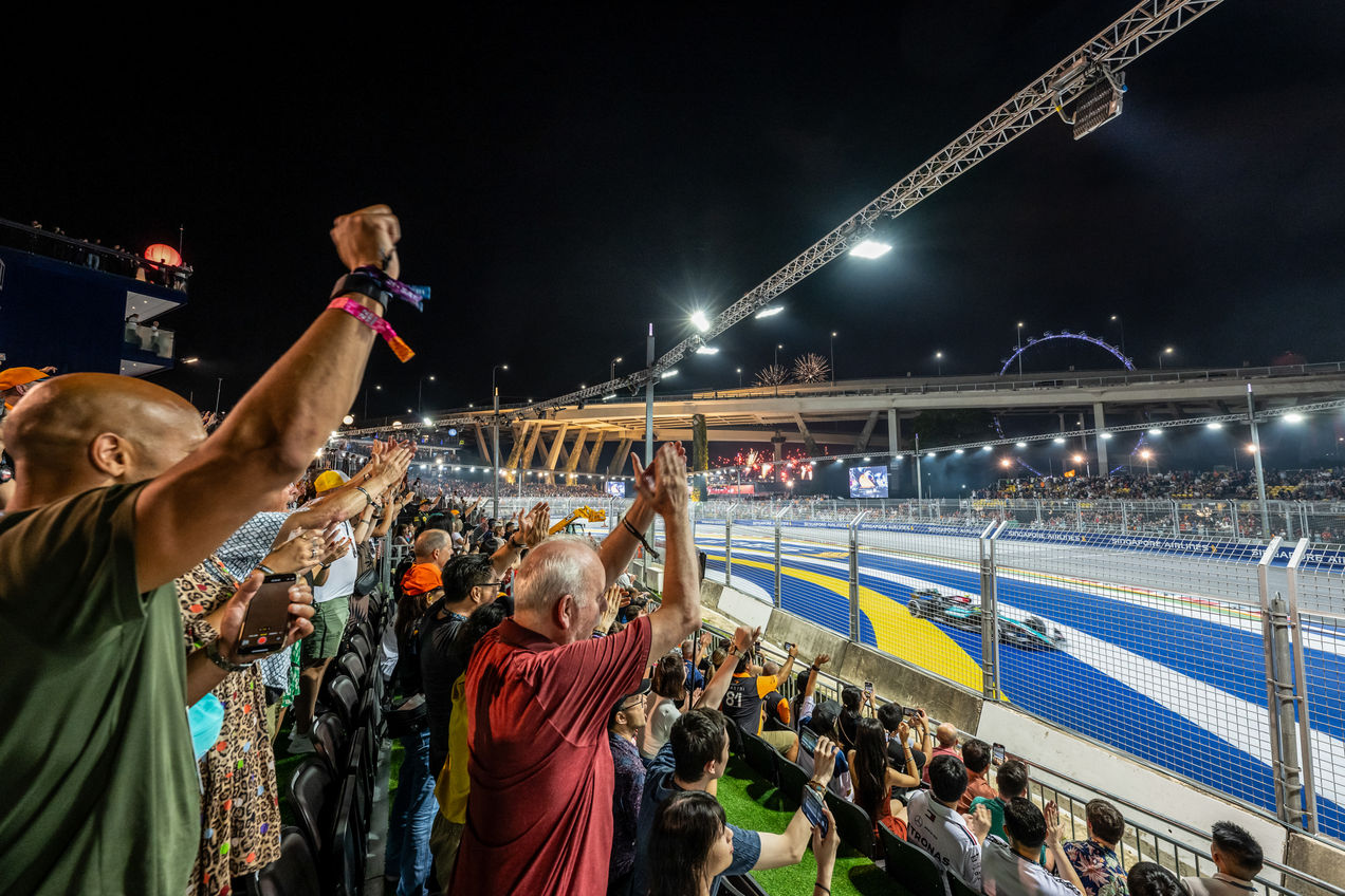 Fans op de Lounge @ Turn 3 tribune kijken naar de race