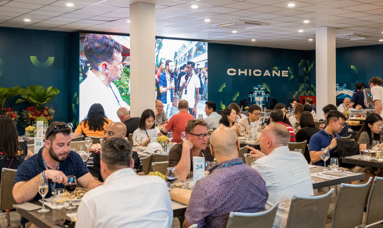 Gasten eten in de Lounge @ Turn 3