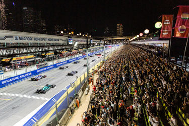El inicio del Gran Premio de Singapur con los aficionados en la tribuna Super Pit Grandstand observando la carrera