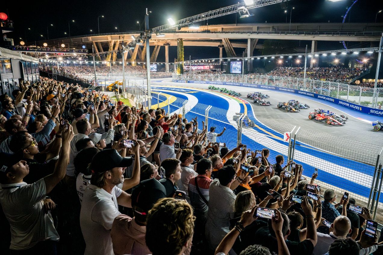 Gasten van The Green Room genieten van de race vanaf de speciale tribune