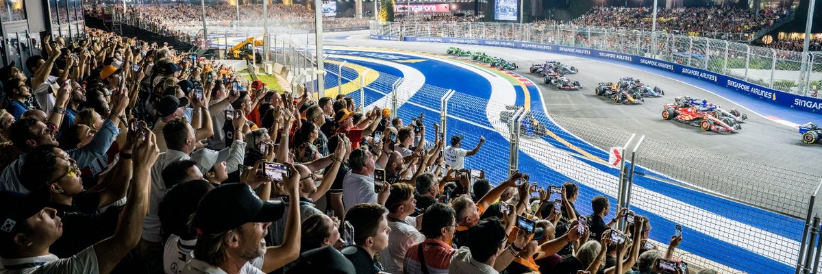 Invitados de The Green Room disfrutando de la carrera desde la tribuna reservada para ellos