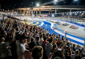 Invitados de The Green Room disfrutando de la carrera desde la tribuna reservada para ellos