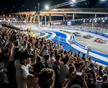 Gasten van The Green Room genieten van de race vanaf de speciale tribune