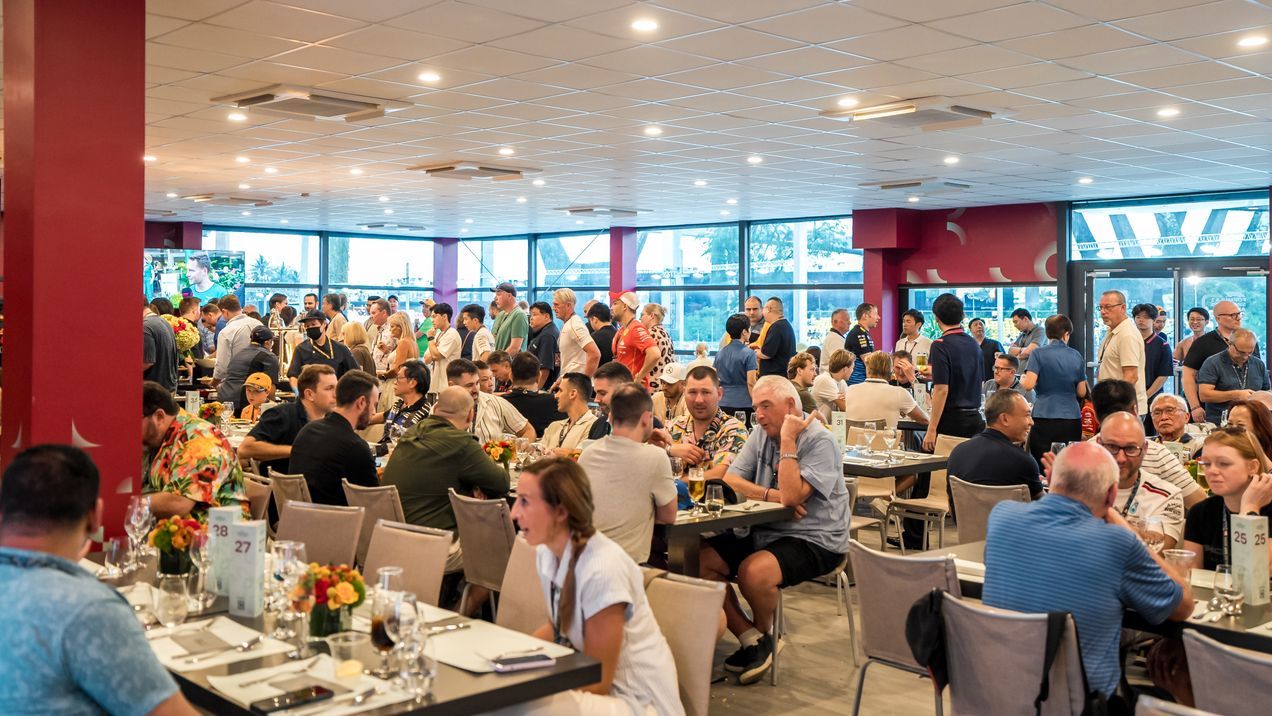 Gasten genieten van het eten en drinken in The Green Room