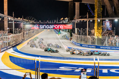 Die F1-Autos rasen durch die erste Kurve des Marina Bay Circuit