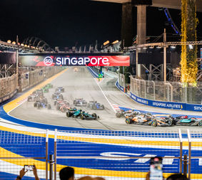 Die F1-Autos rasen durch die erste Kurve des Marina Bay Circuit