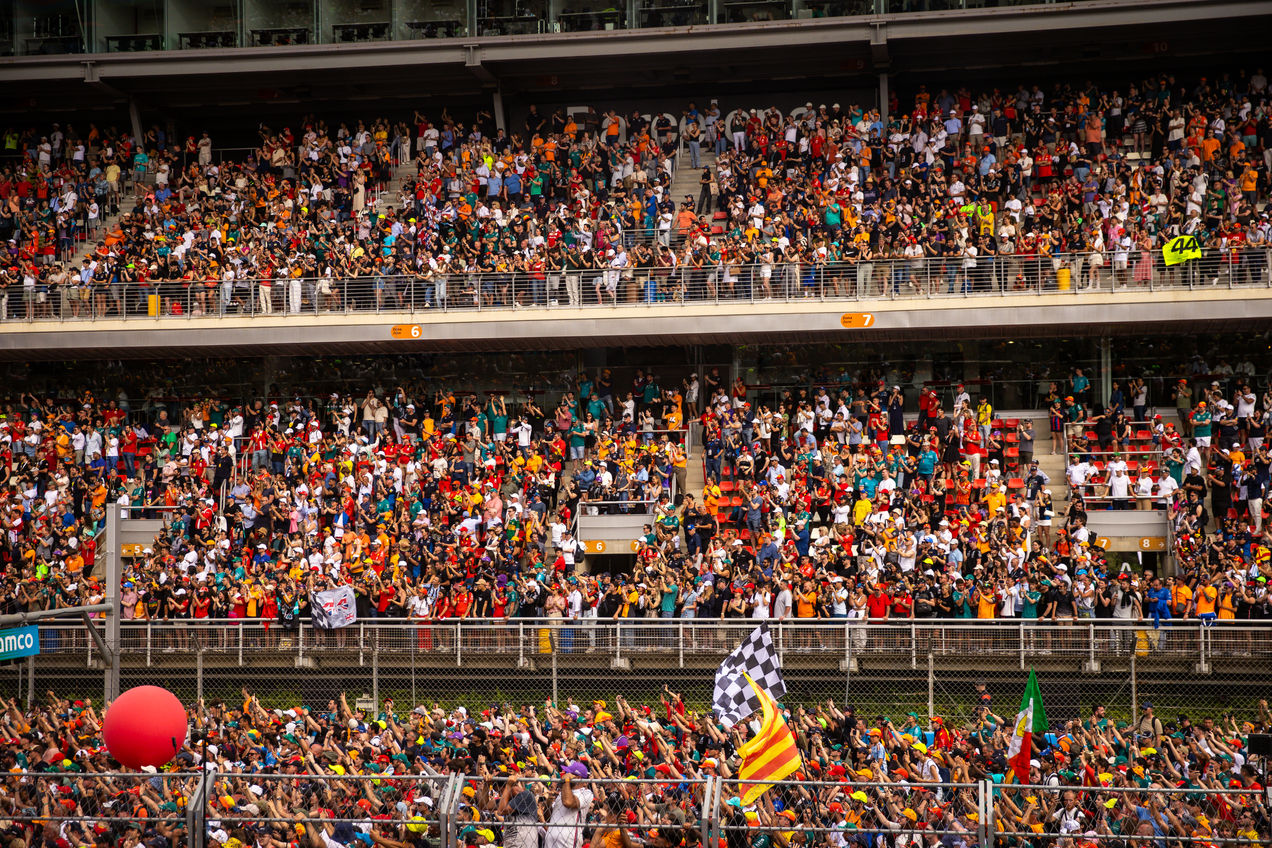 F1-fans op de hoofdtribune tijdens de GP van Spanje