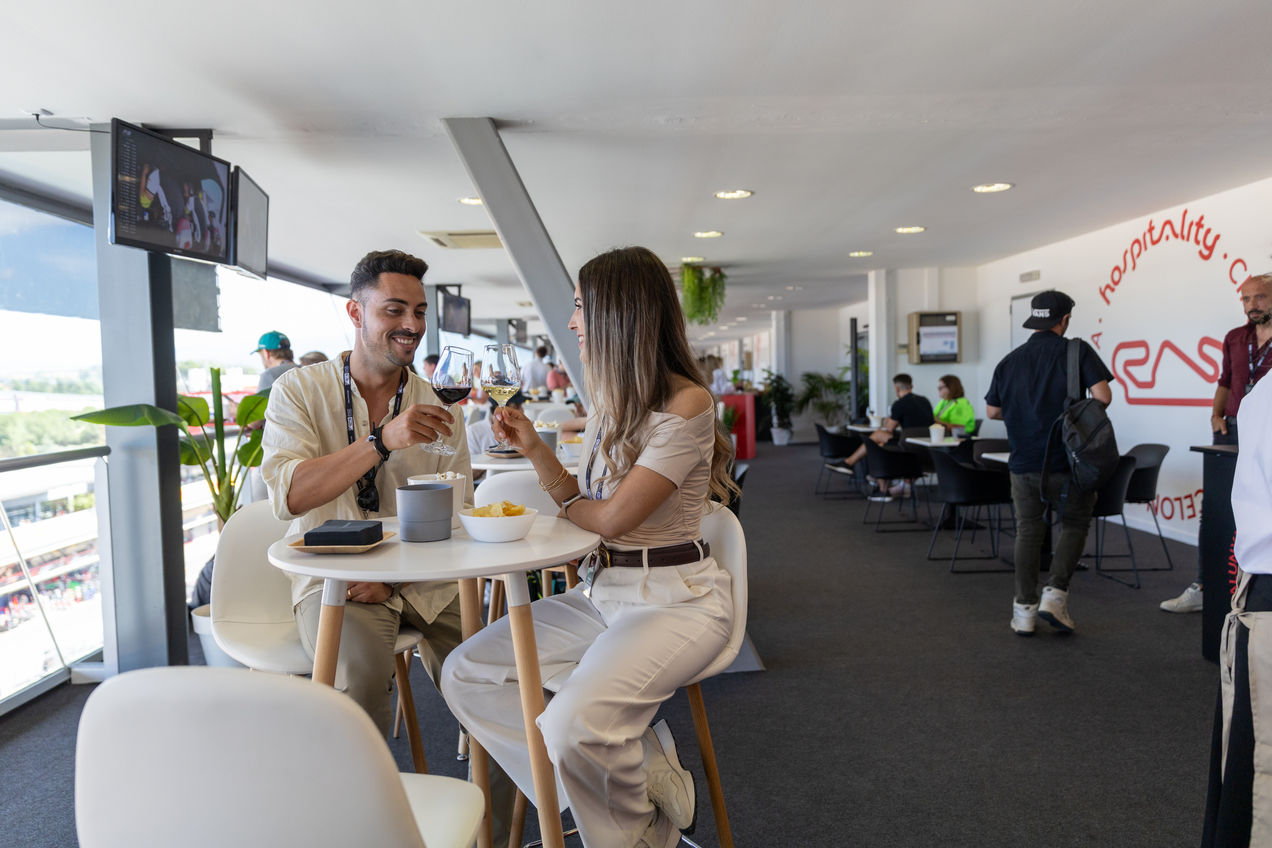 Invitados disfrutando de las bebidas gratuitas en el Sky View Racing Lounge del GP de España