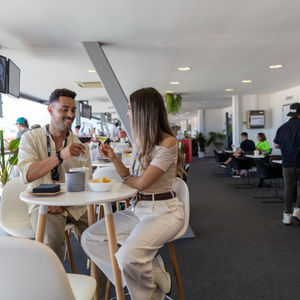 Invitados disfrutando de las bebidas gratuitas en el Sky View Racing Lounge del GP de España