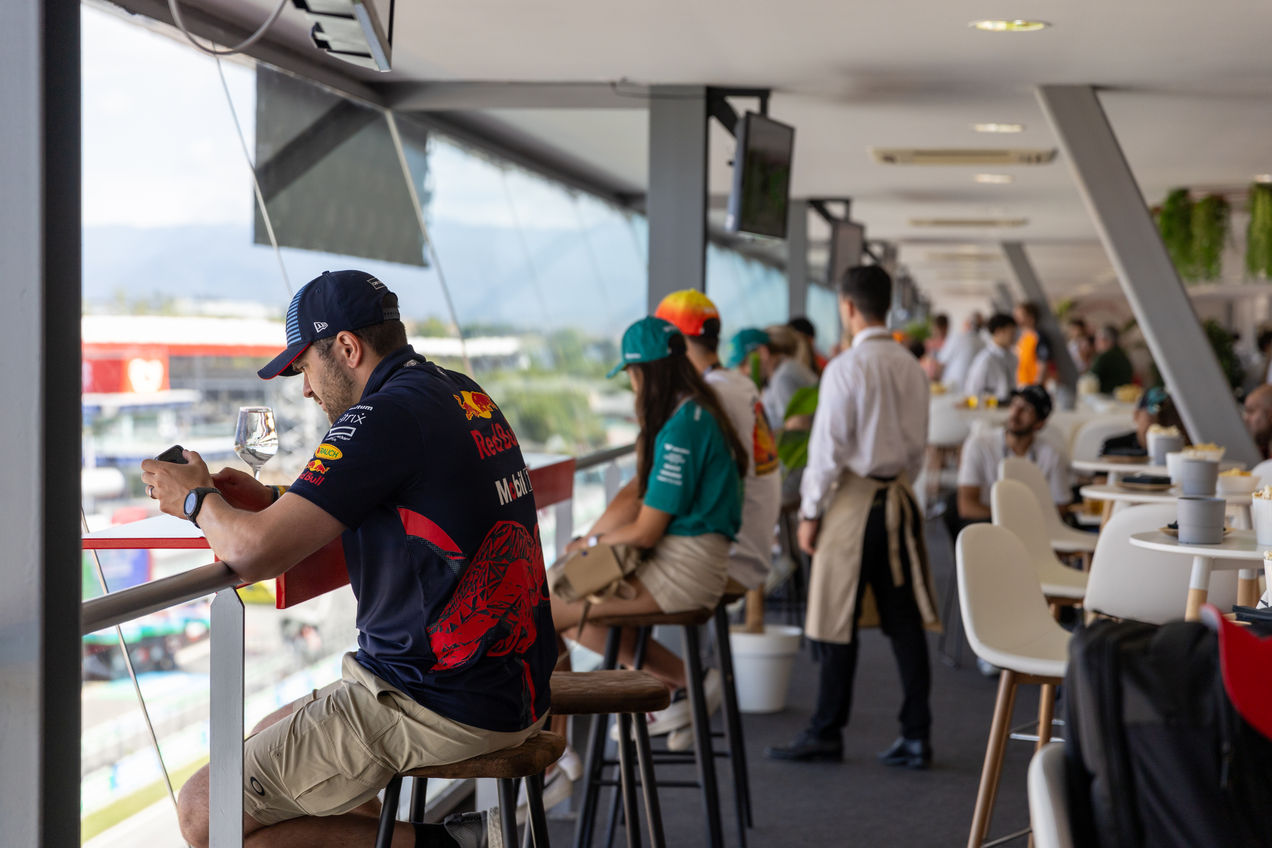Invitados disfrutando de la acción del GP de España desde el Sky View Racing Lounge