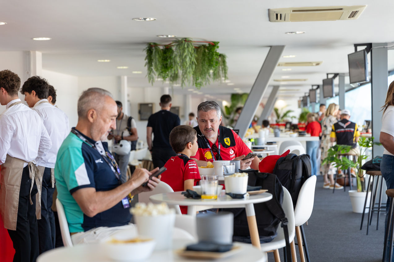 Aficionados en el Sky View Racing Lounge del Circuit de Barcelona-Catalunya