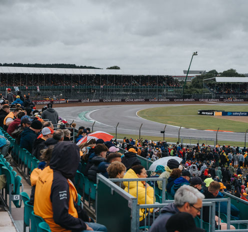 Les fans de F1 regardent le GP de Grande-Bretagne depuis la tribune Vale