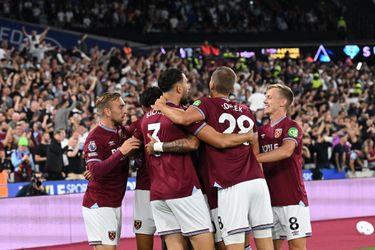West Ham United-Spieler stehen Arm in Arm vor einem Spiel