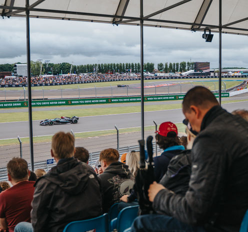 Les fans de la tribune Woodcote regardent passer les voitures de F1