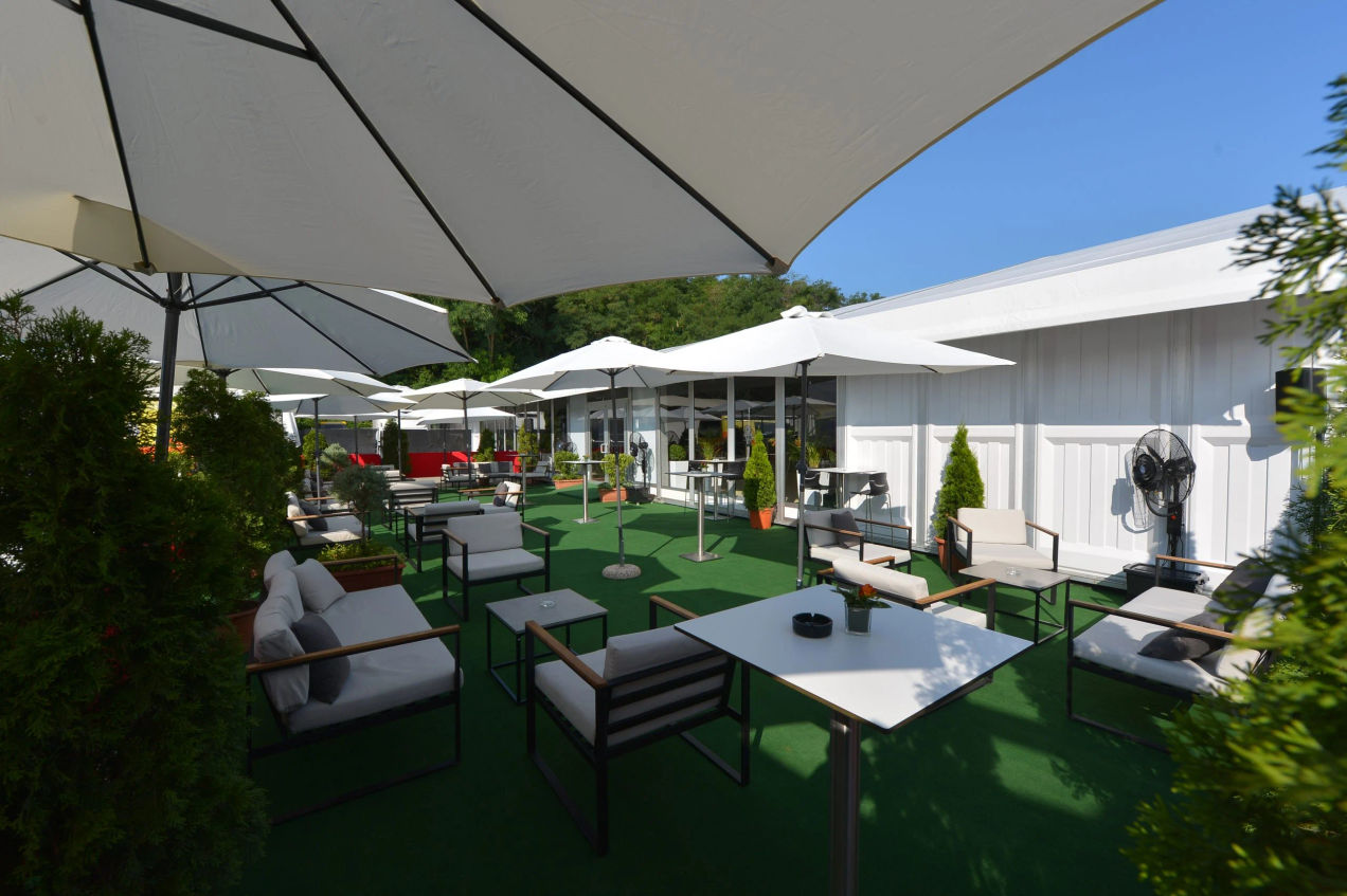 Una cómoda zona exterior con asientos en el VIP Fan Lounge