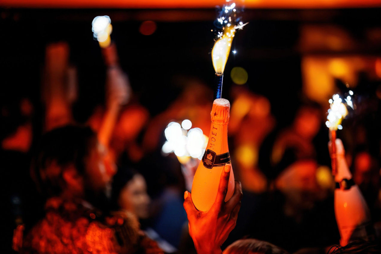 Champagne in Bernie's beach club tijdens de Dutch GP after party
