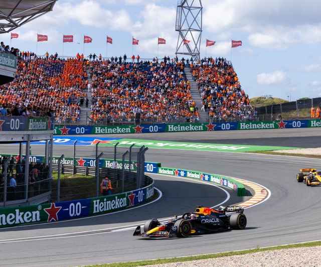 Coches de F1 en la famosa curva Tarzán del Circuito de Zandvoort