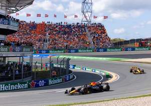 Coches de F1 en la famosa curva Tarzán del Circuito de Zandvoort