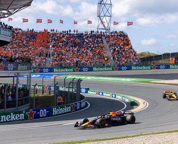 Coches de F1 en la famosa curva Tarzán del Circuito de Zandvoort