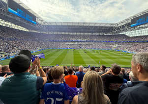 Everton-supporters kijken vanaf de tribune naar een wedstrijd in Goodison Park