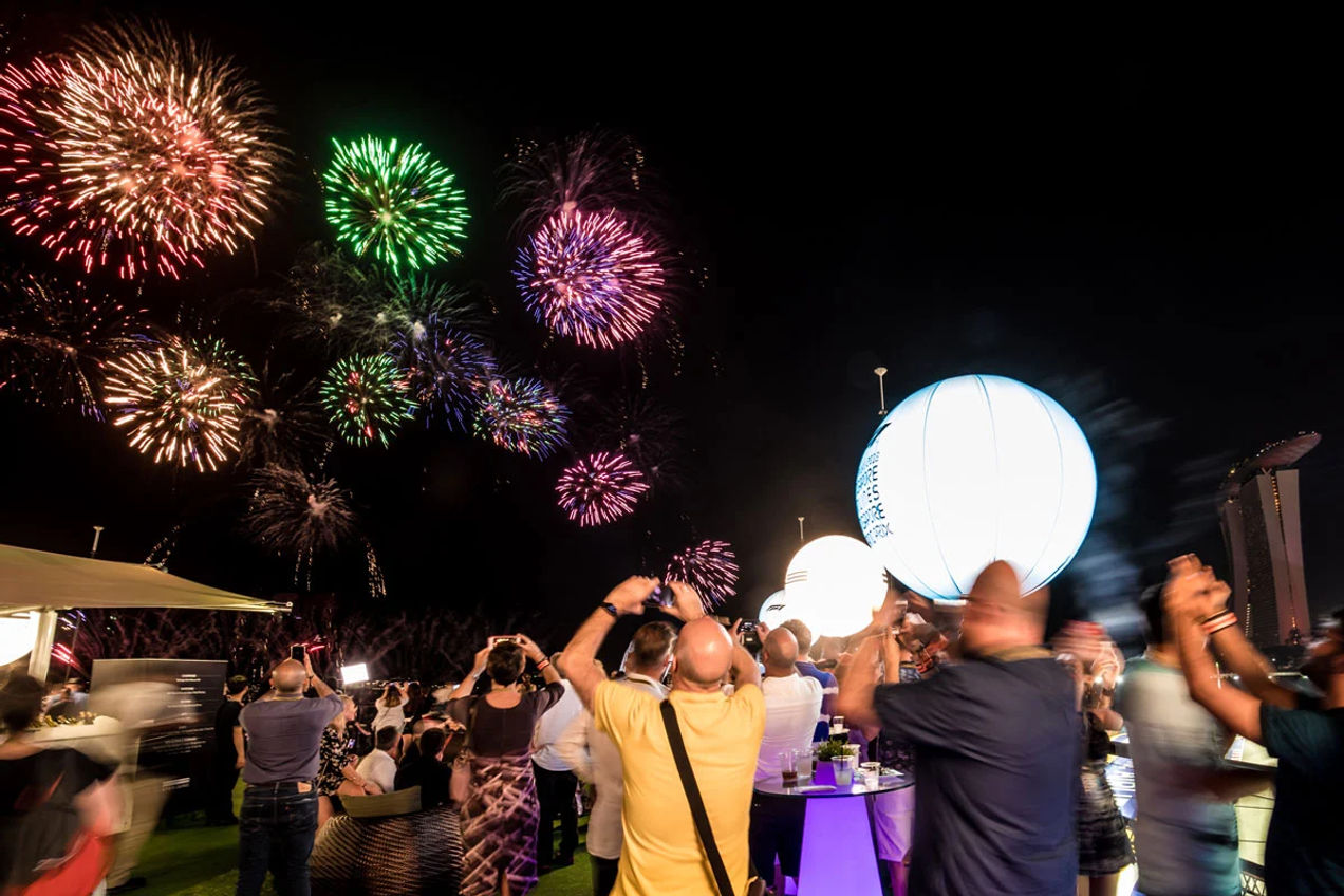 Vuurwerk tijdens de Grand Prix van Singapore, terwijl fans in een van de lounges toekijken