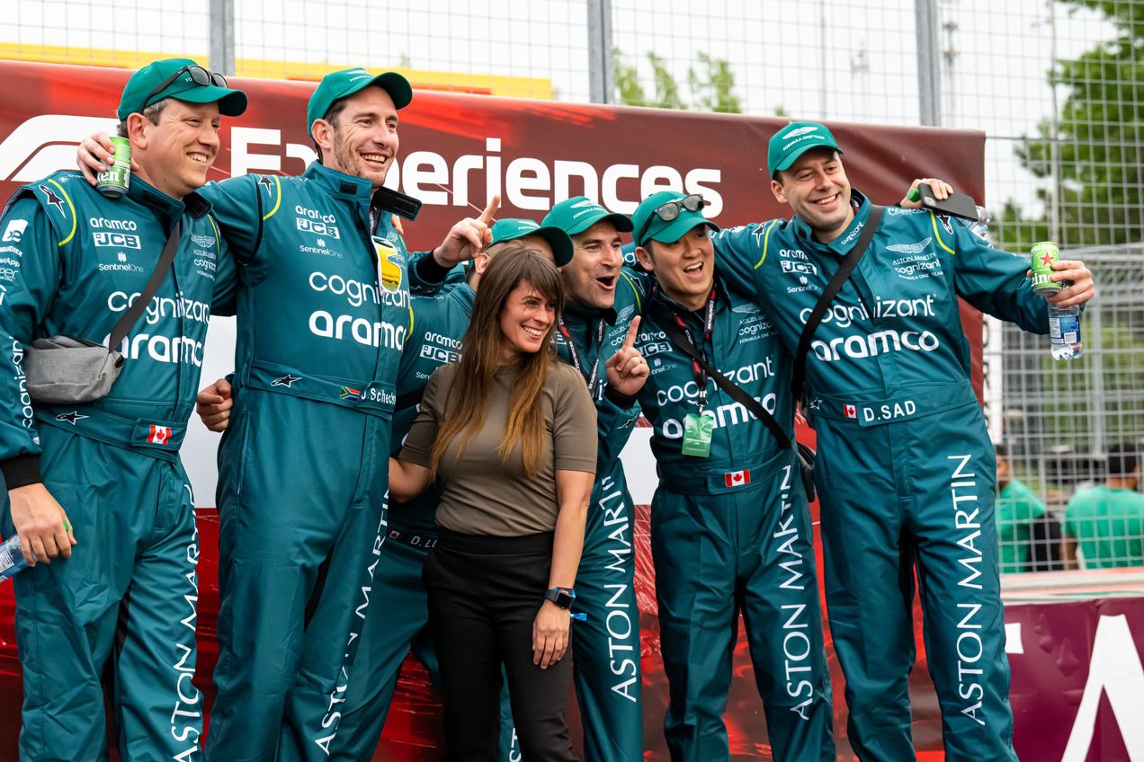Formel-1-Fans treffen die Aston Martin-Boxencrew während eines Boxengassenrundgangs