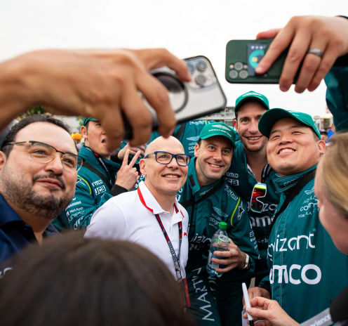 Aficionados a la Fórmula Uno se hacen selfies durante un meet-and-greet