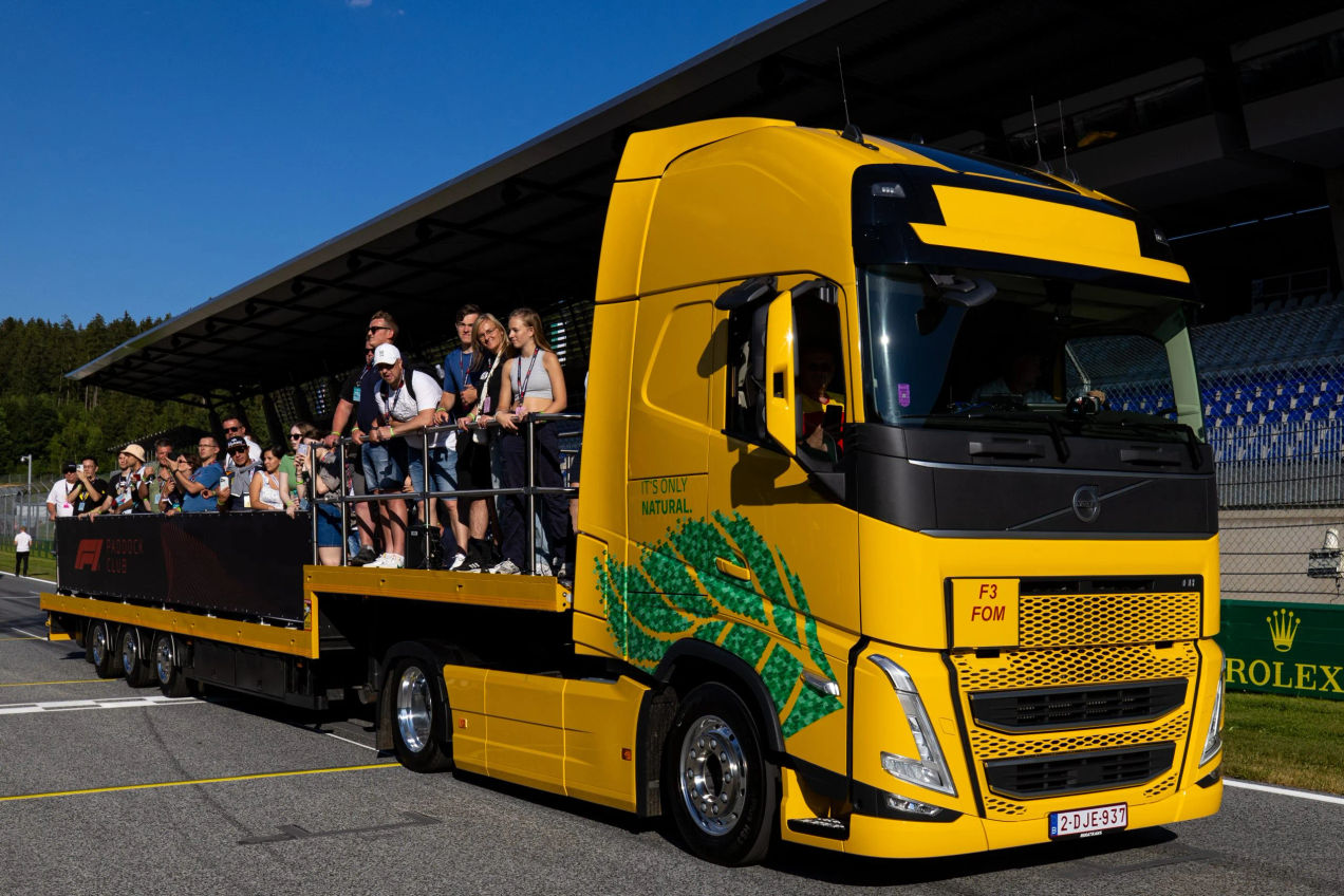Les invités de F1 Experiences à l'arrière d'un camion pendant la visite guidée du circuit