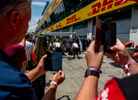Los invitados de F1 Experiences durante un Pit Lane Walk en el Red Bull Ring