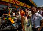 Dos invitados de «F1 Experiences» en el paseo por el pit lane del Gran Premio de Austria