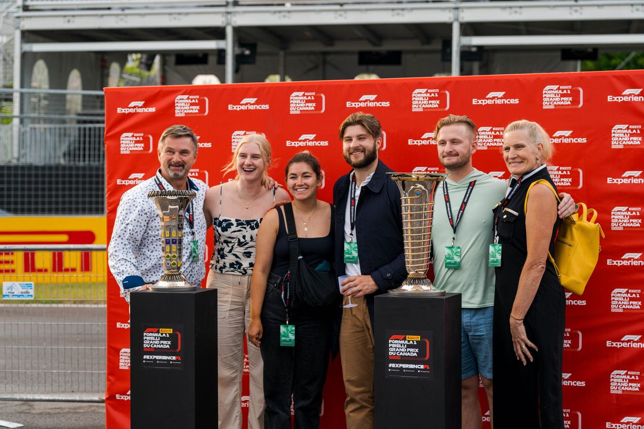 Los aficionados se hacen una foto con los trofeos de Fórmula 1 en el GP de Canadá