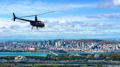 Un helicóptero sobrevolando Montreal