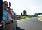 Invitados de F1 Experiences en la parte trasera de un camión durante la Visita Guiada a la Pista