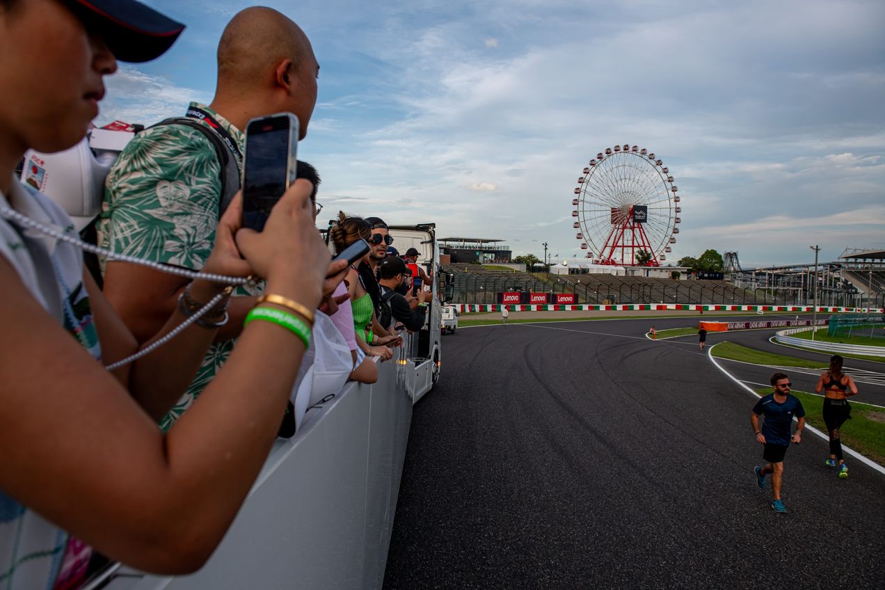 Aficionados a la F1 en un camión plataforma para una visita guiada al circuito en el Gran Premio de Japón
