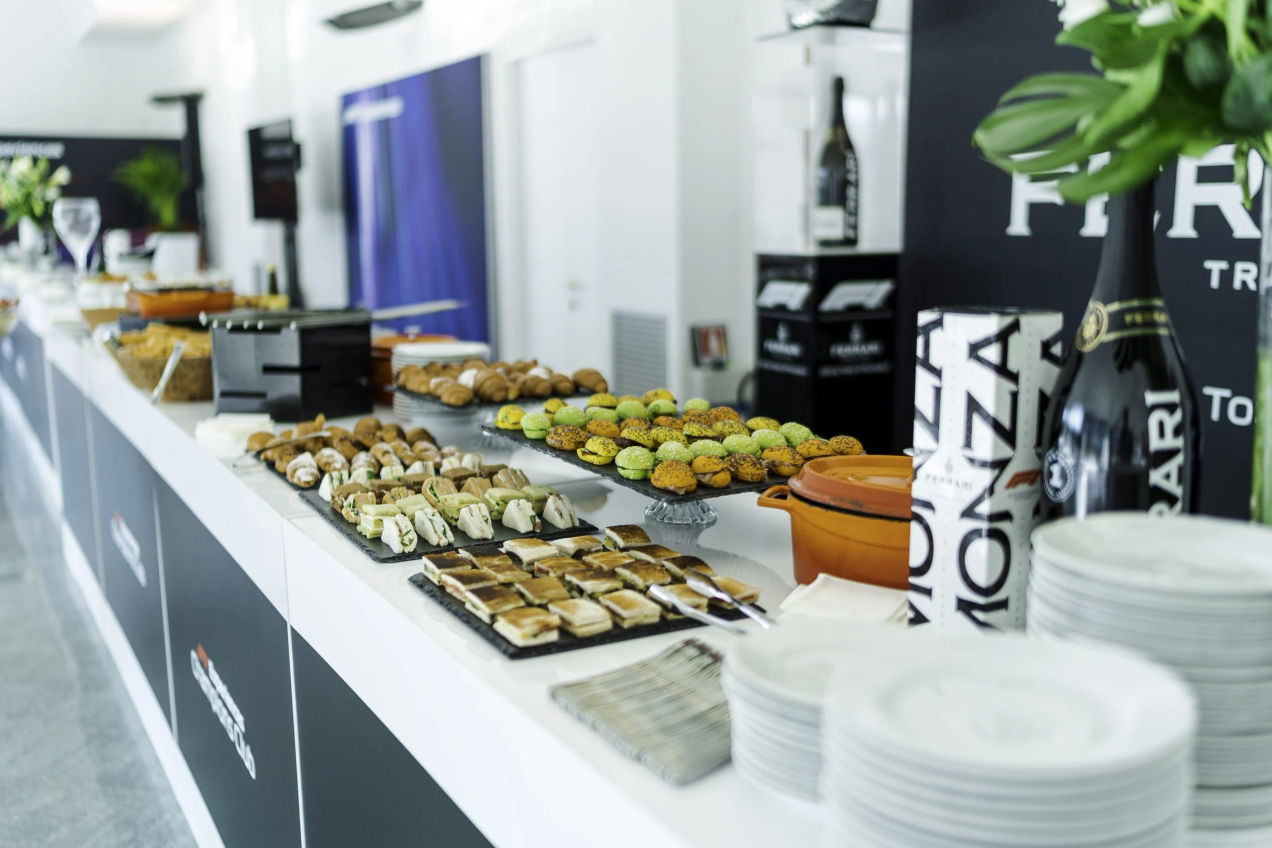 Una selección de aperitivos y bebidas servidos en el Champions Club durante el Gran Premio de Italia