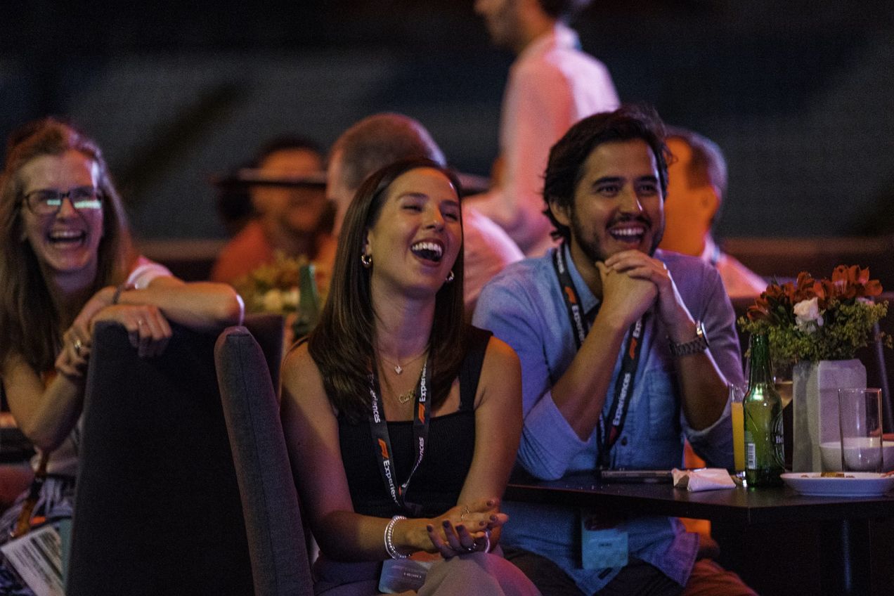 Een stel lacht tijdens een F1 Live-evenement voor insiders bij de Italiaanse GP