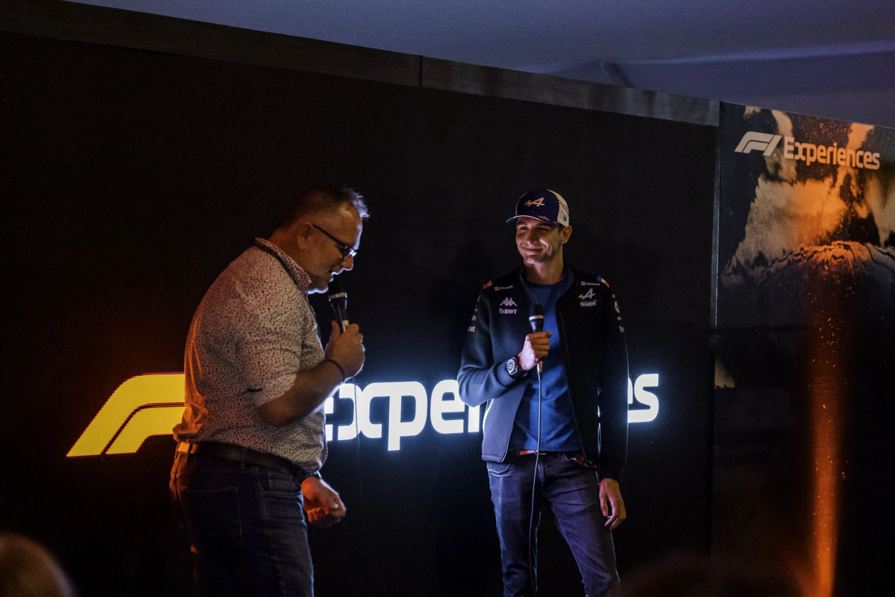 Esteban Ocon geïnterviewd tijdens het F1 Live-evenement