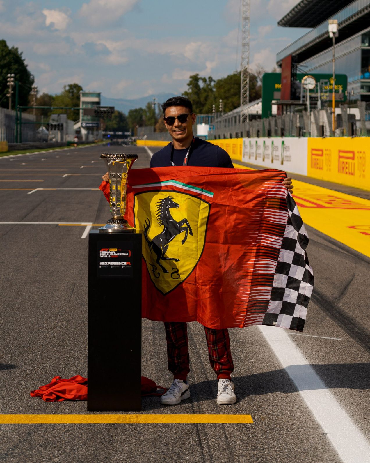 Een Ferrari-fan neemt een foto met de kampioenschapstrofee, onderdeel van het F1 Experiences-weekend