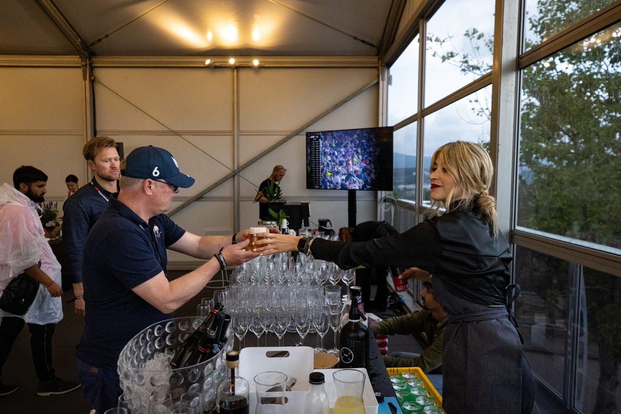 Ein Gast des Champions Club, der sich an der Bar in der Lounge einen Drink holt